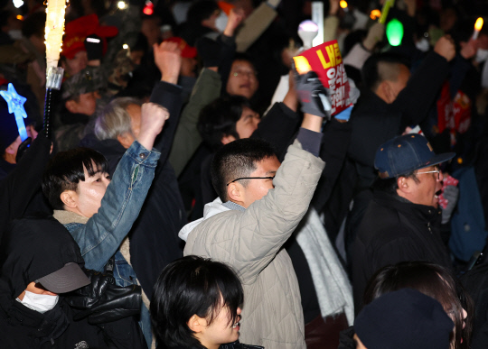 7일 국회 앞에서 열린 '내란죄 윤석열 퇴진! 국민주권 실현! 사회대개혁! 범국민촛불대행진'에서 참석자들이 국민의힘 의원들의 투표를 촉구하고 있다.[연합뉴스]